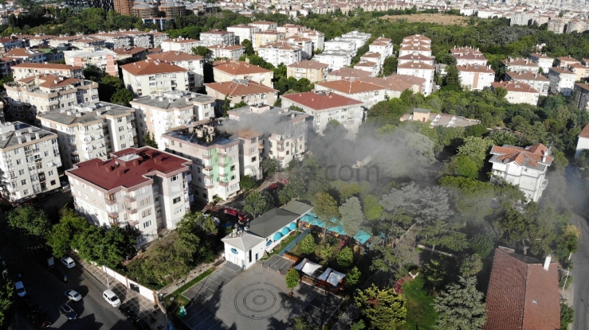 Üsküdar’daki çatı yangını havadan görüntülendi