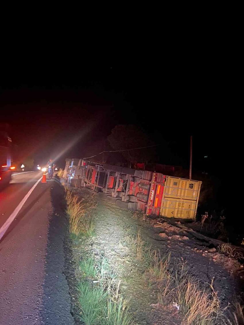 Virajı alamayan bebek maması yüklü tır devrildi: 1 yaralı