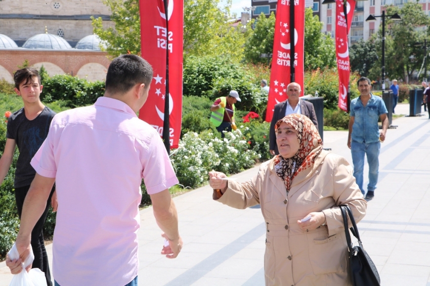 Sokak sokak gezip oğluna ’takipçi’ topluyor