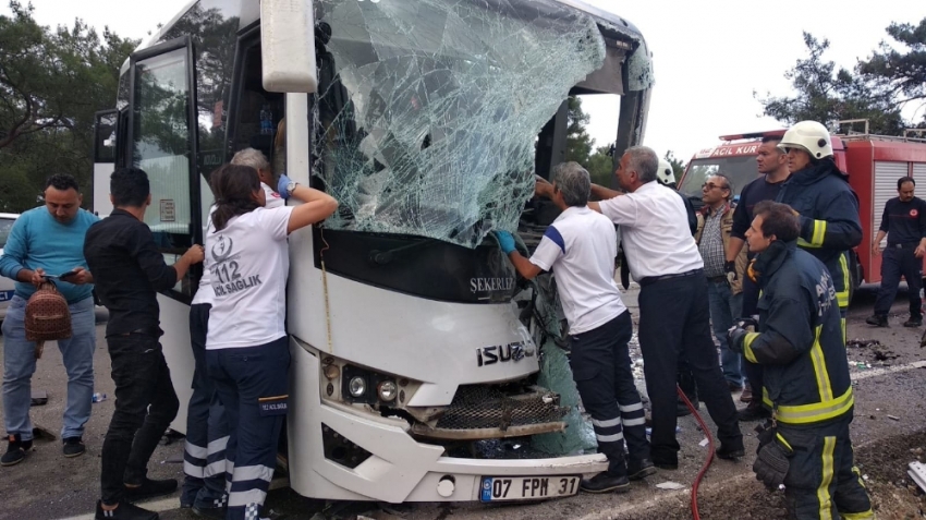 Antalya’da trafik kazası: 1 ölü,15 yaralı