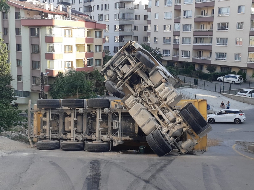 Yokuşu çıkmaya çalışan hafriyat kamyonu devrildi