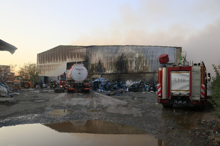 Geri dönüşüm fabrikasında çıkan yangın 3 saat sonunda kontrol altına alındı