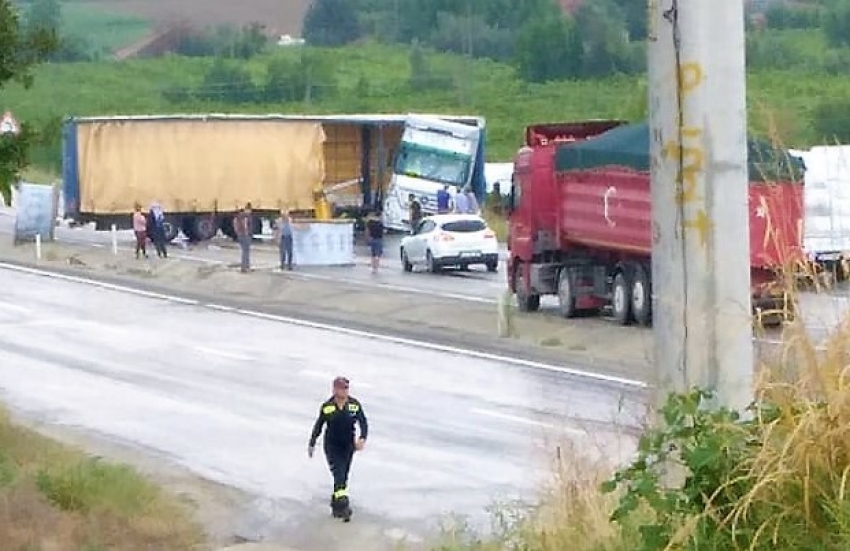 Yağış nedeniyle kontrolden çıkan tır trafiği kilitledi