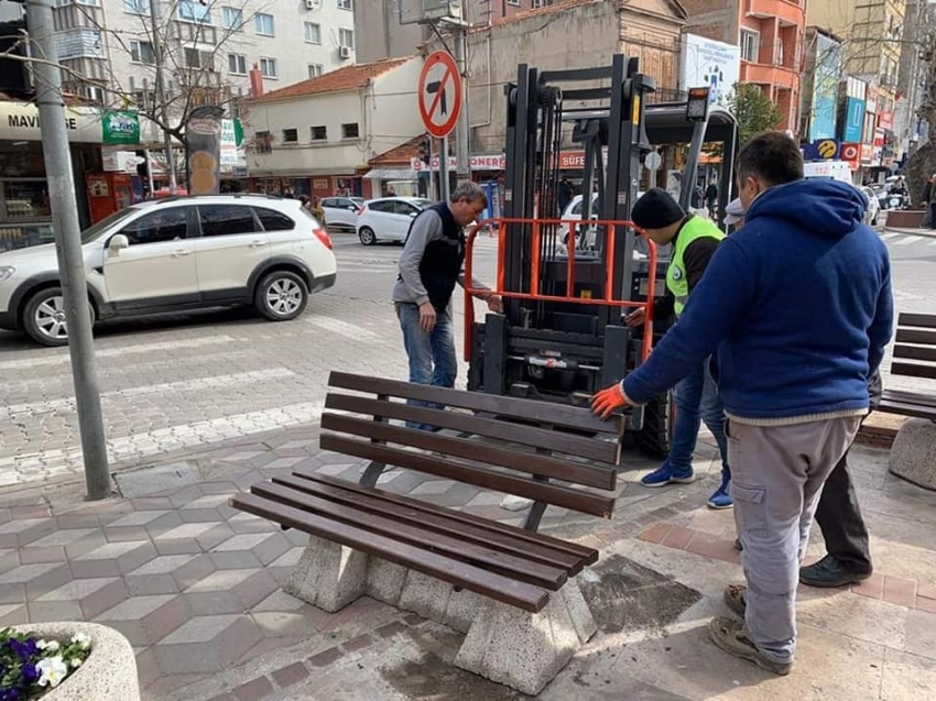 Halk uyarılara aldırış etmeyince meydandaki banklar kaldırıldı