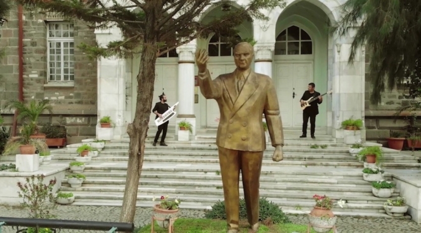 “Öğretmenin Sesi” klibi sosyal medyada büyük beğeni topladı