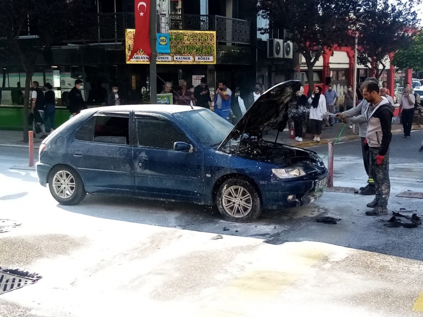 Bandırma'da seyir halindeki araç alev aldı