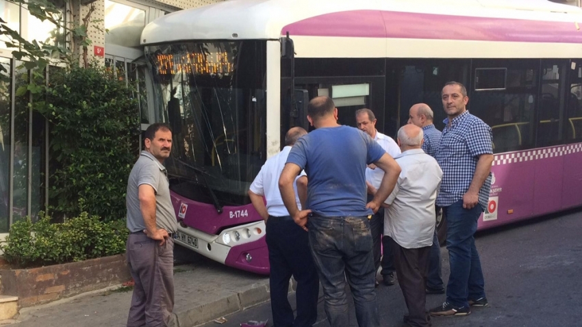 Kağıthane’de freni boşalan halk otobüsü iş yerine girdi