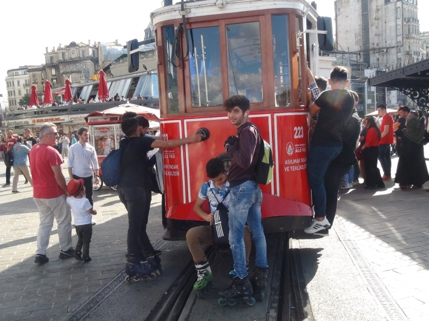 Patenli gençlerin tehlikeli oyunu kamerada