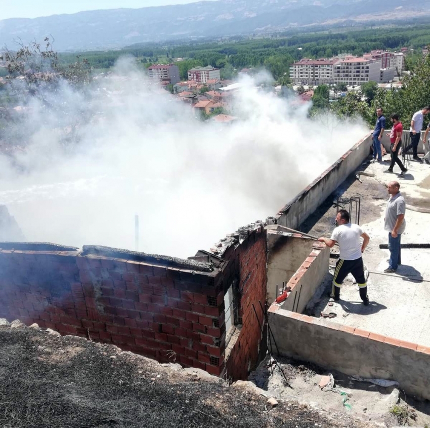 Odunlukta çıkan yangın eve sıçradı