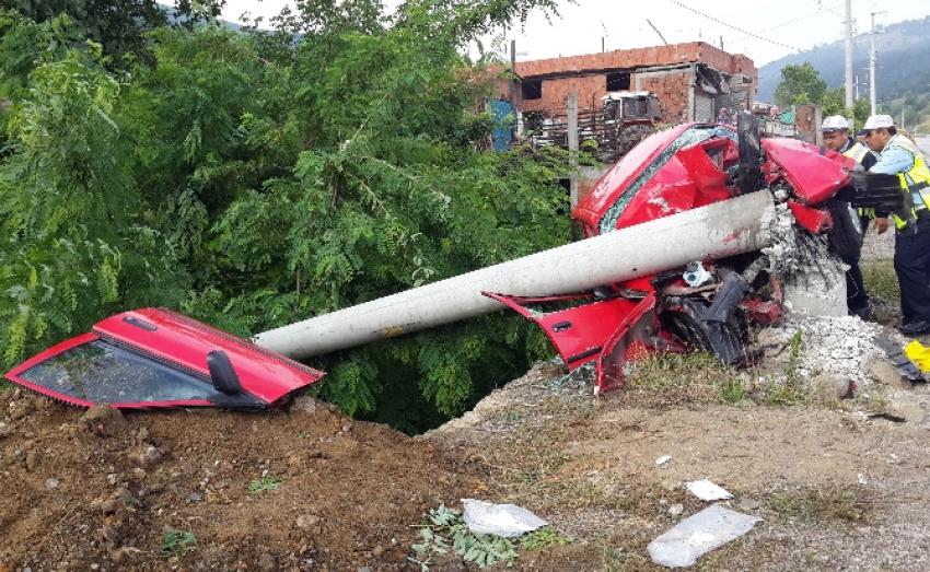 Beton direği deviren kaza: 2 ölü