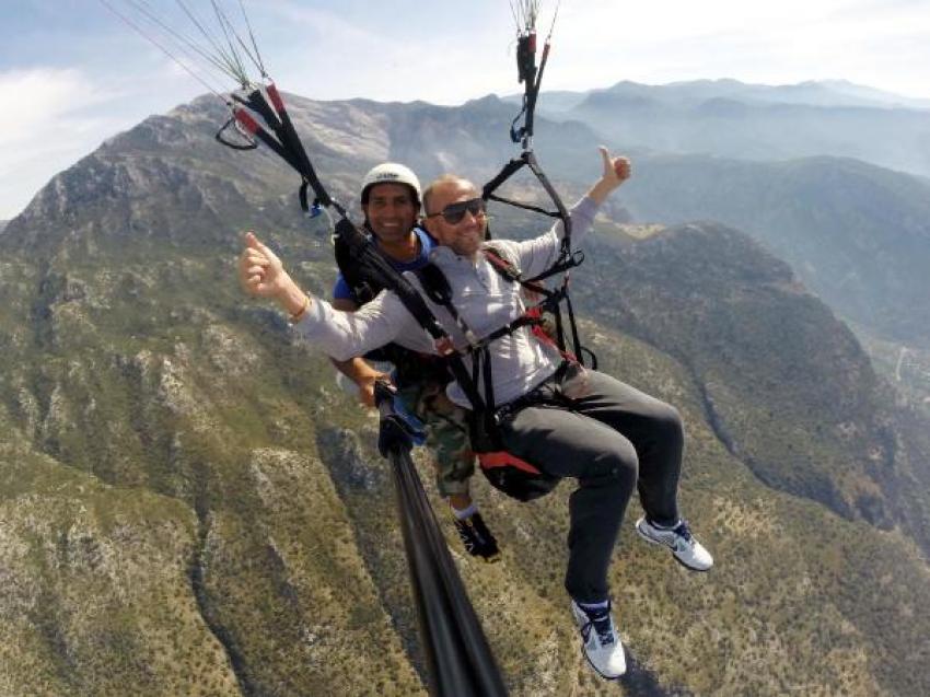 Rus milyarder, Fethiye'de yamaç paraşütüyle uçtu