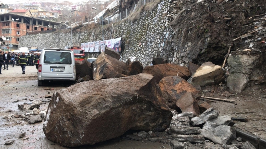 Araçların üzerine kaya parçaları düştü