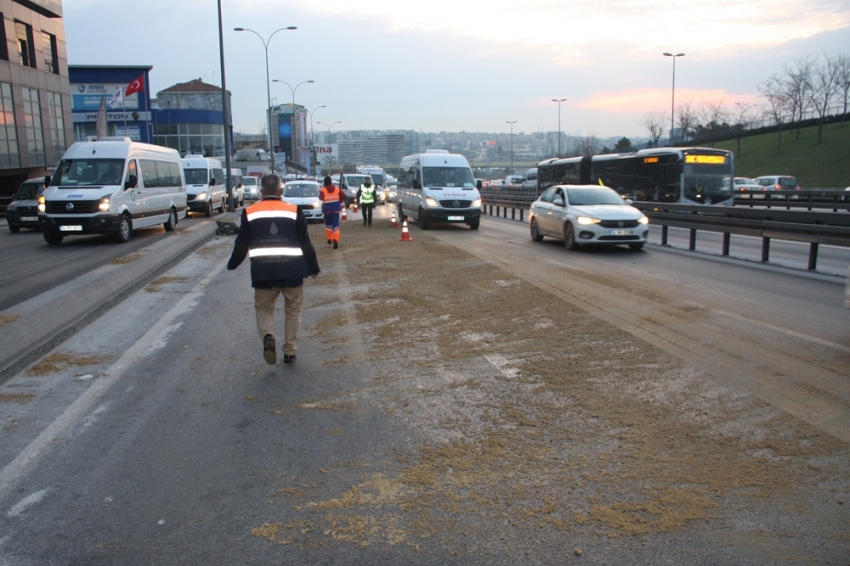 Kamyona yüklü trafo yola devrildi