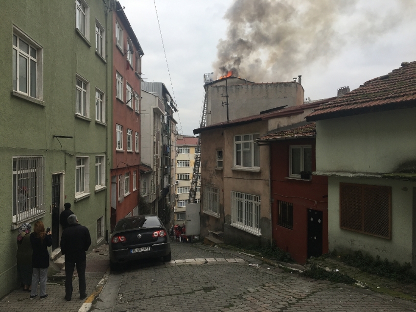 Beyoğlu’nda bir binanın çatısı alev alev yandı