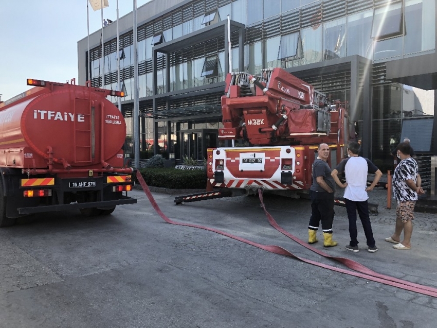 Bursa’daki tekstil fabrikası yangını kentin birçok noktasından görüldü