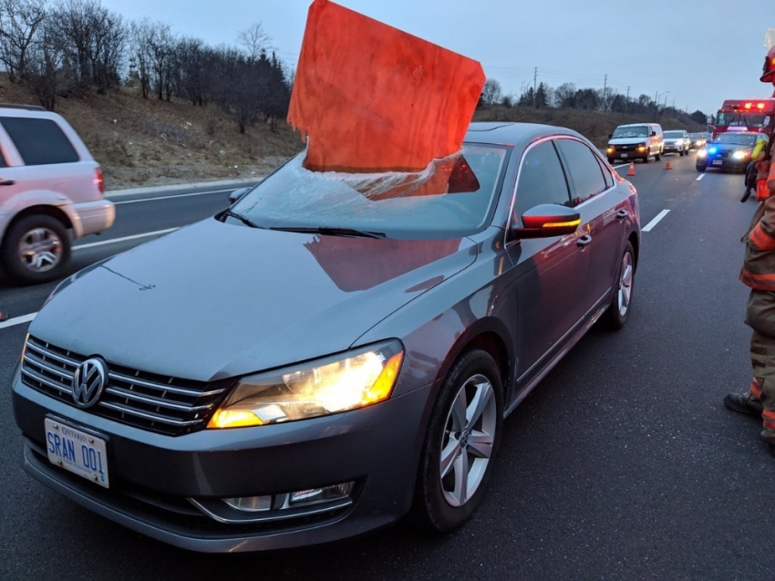 Otobanda seyreden otomobilin camına levha düştü