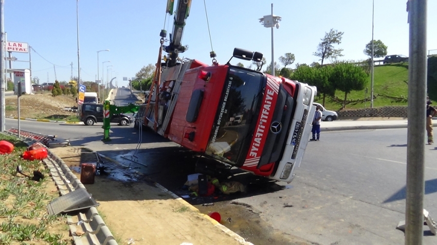 Yangına giden itfaiye aracı devrildi