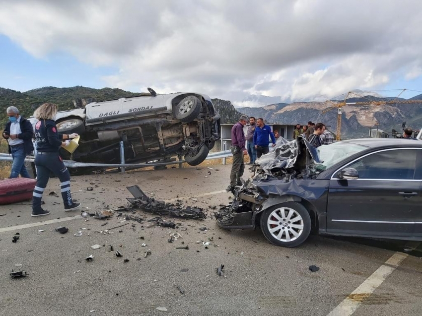 Karşı şeride geçen ticari araç, otomobile çarpıp bariyerlerde asılı kaldı: 3 yaralı