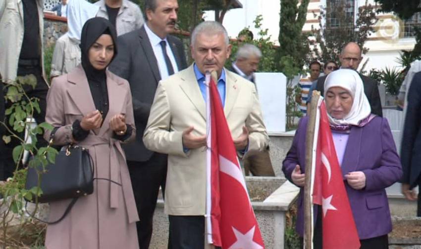 Yıldırım, demokrasi şehitlerinin mezarlarını ziyaret etti