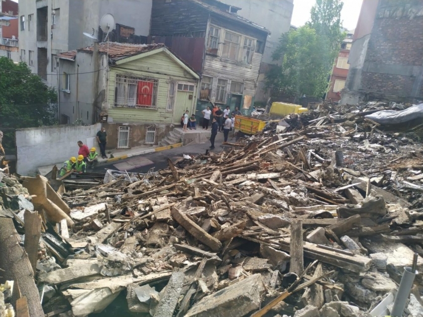 Yanmış kafatasının bulunduğu enkazdan insan kemikleri çıktı