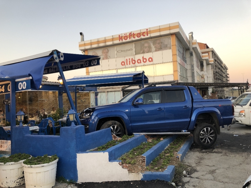 Sürücü direksiyonu kırınca araç restorana daldı