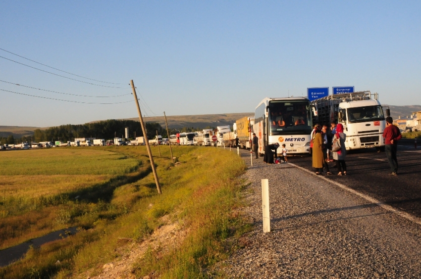 Saldırının ardından o yolda yoğun trafik