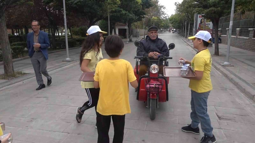 Öğrenciler vatandaşlara su dağıttı