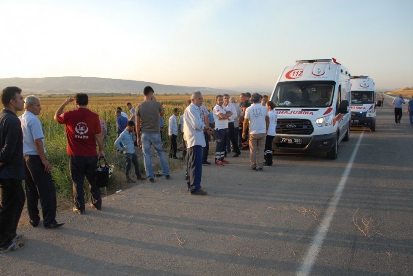 Düğün yolunda feci kaza: 2 ölü, 12 yaralı