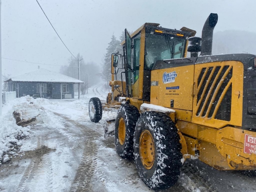 Bursa'da kar nedeniyle yolu kapanan 16 mahalle yeniden ulaşıma açıldı