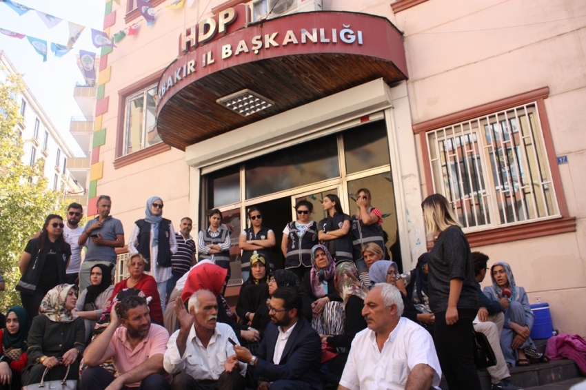 ’Evlat’ nöbetindeki ailelerden HDP’ye tepki