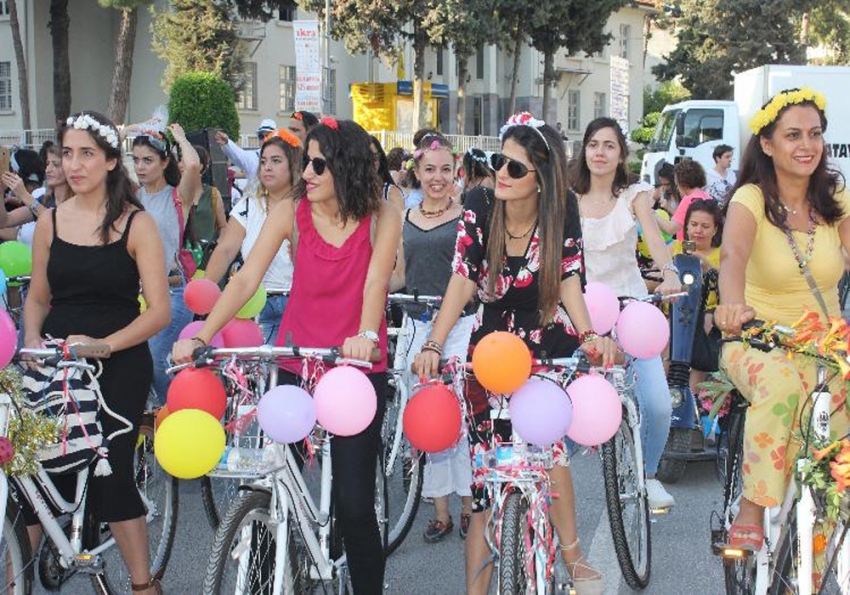 ‘Süslü kadınlar’ Hatay’da caddeleri çiçeğe çevirdi