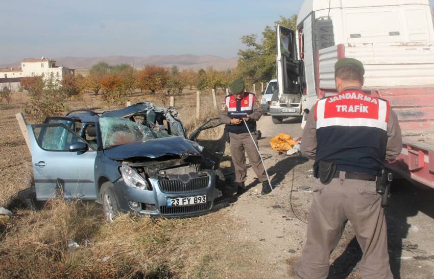 TIR’la otomobil kafa kafaya çarpıştı: 1 ölü, 5 yaralı