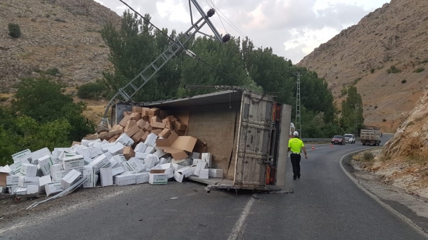 Devrilen kamyonda sıkışan sürücü güçlükle kurtarıldı