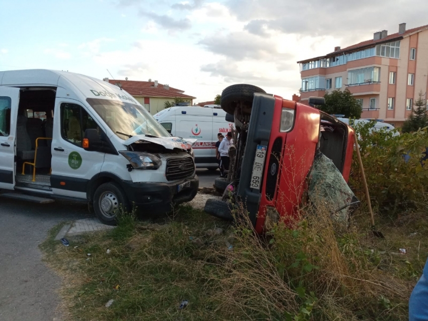 Öğrenci servisiyle tarım işçilerini taşıyan minibüs çarpıştı: 5 yaralı