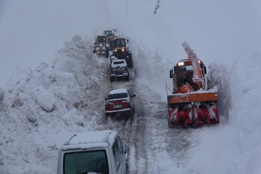 Van-Bahçesaray yolu ulaşıma açıldı, araçlara geçiş izni verilmiyor