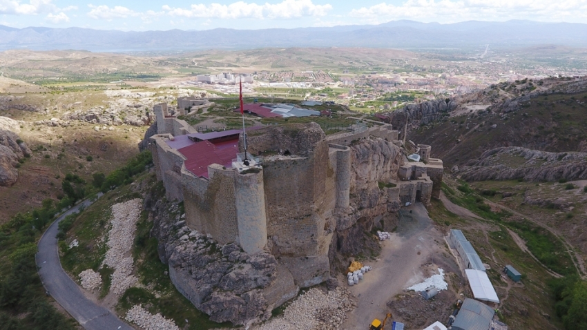 Harput Kalesi’nde restorasyon çalışmaları havadan görüntülendi