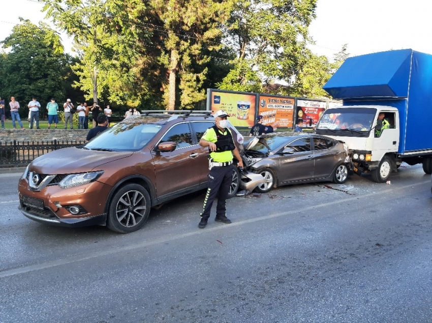 Zincirleme trafik kazası: 4 yaralı