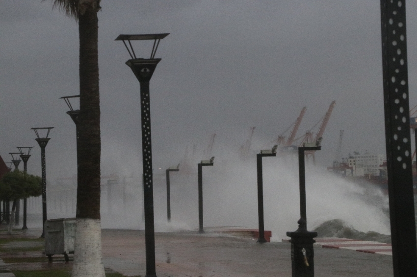 Mersin’de fırtına hayatı felç etti