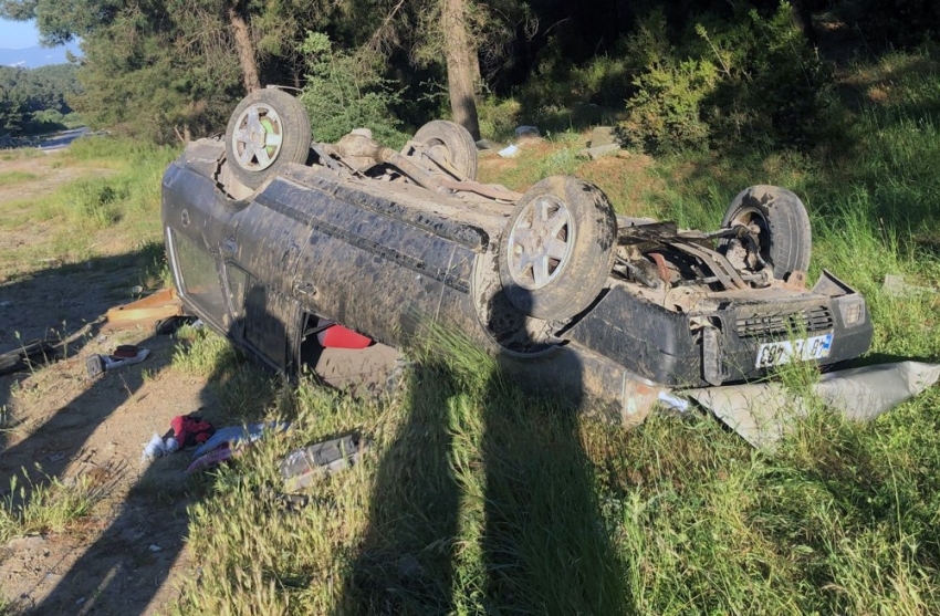 Hurdaya dönen otomobilin sürücüsü araçtan kendi imkanı ile çıktı