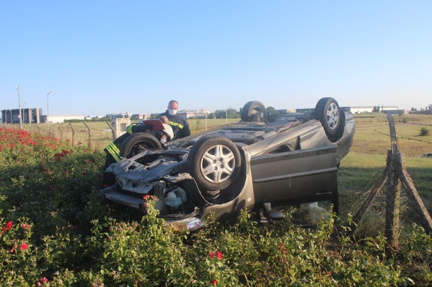 Takla atan otomobil yol kenarına savruldu