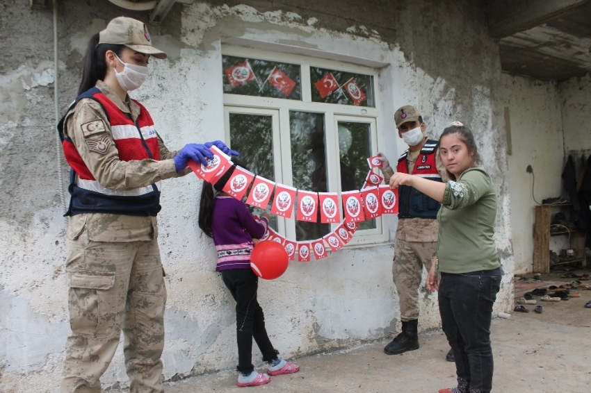 Jandarma down sendromlu çocuğun 23 Nisan isteğini geri çevirmedi