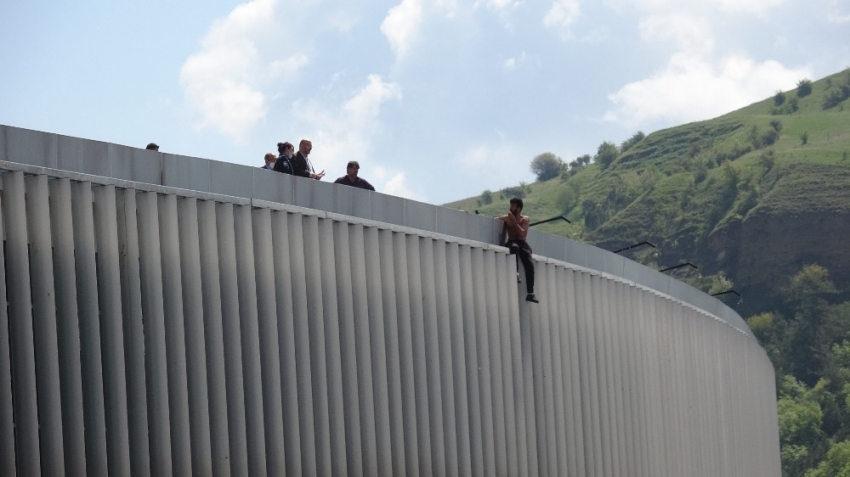 Valilik çatısındaki şovu polis merkezinde bitti