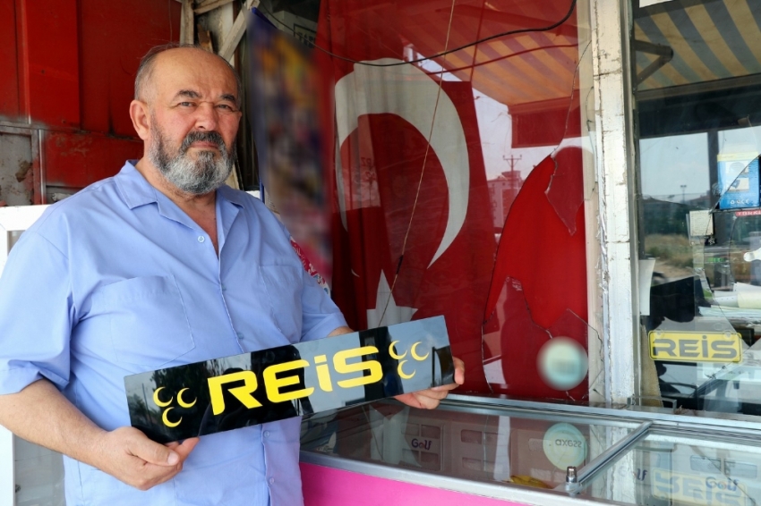 Türk bayrağı ile ‘Reis’ yazısı asılı markete saldırı