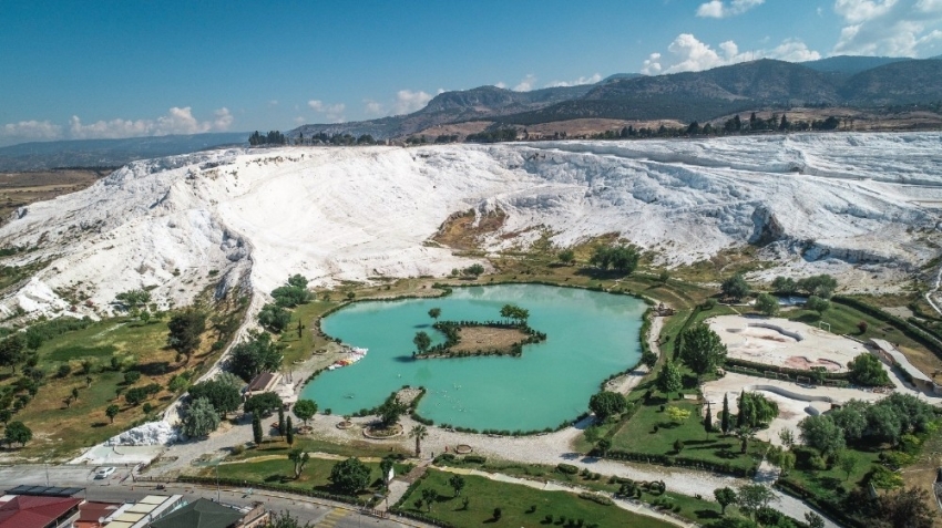 Dünyaca ünlü Pamukkale’den yaklaşık 400 kamyon çamur çıkartıldı