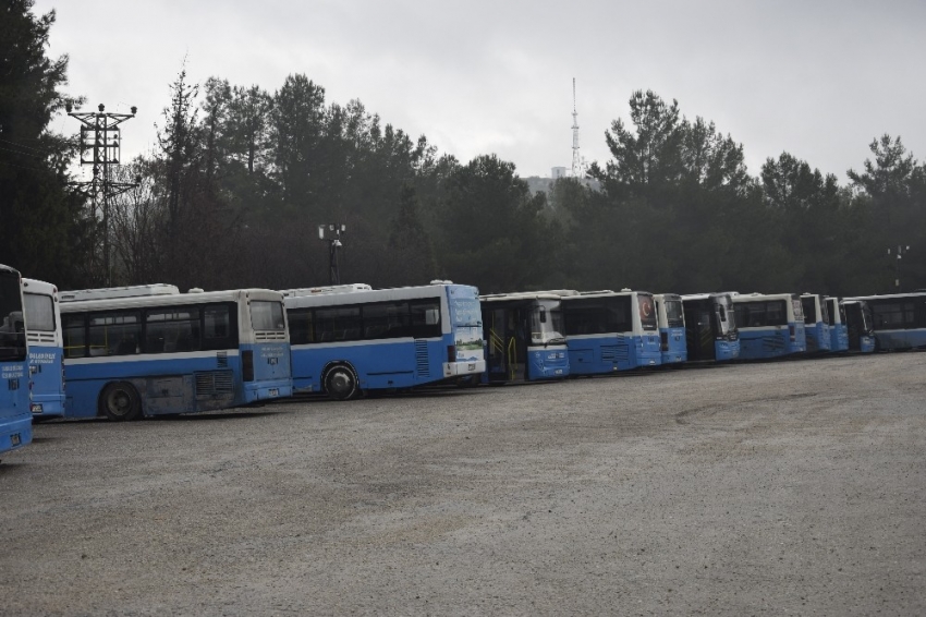 Öğrenci halk otobüsleri kepenk indiriyor