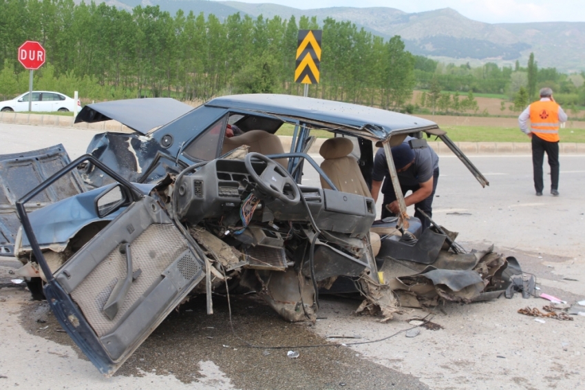 İkiye bölünen otomobilin sürücüsü ağır yaralandı