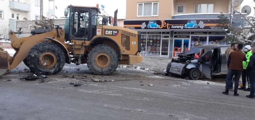 Hafif ticari araç, kar temizliği yapan iş makinesine çarptı: 1 ölü