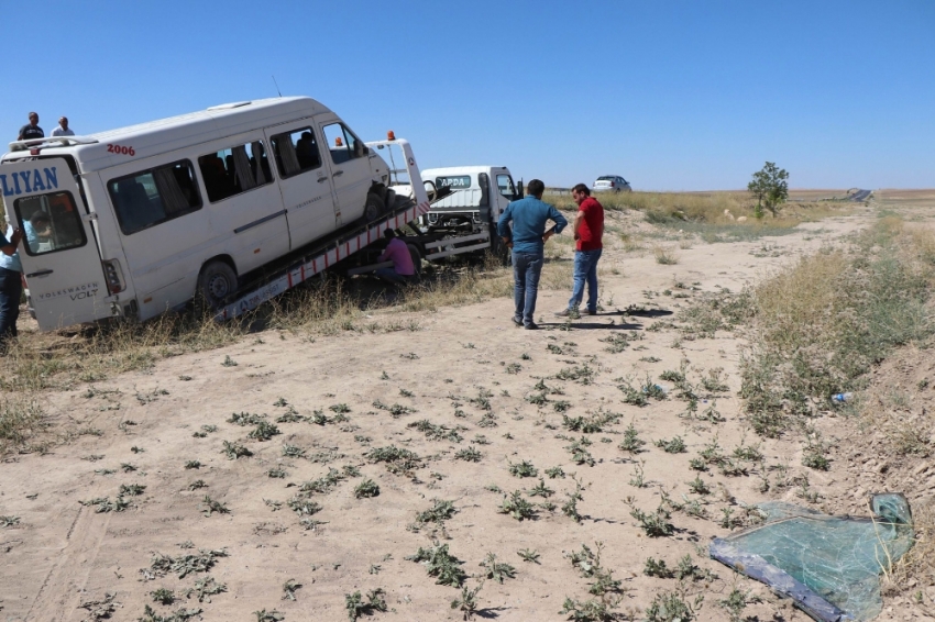 Minibüs şarampole yuvarlandı: 17 yaralı