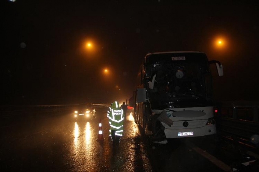 TIR yolcu otobüsüne çarptı: 15 yaralı