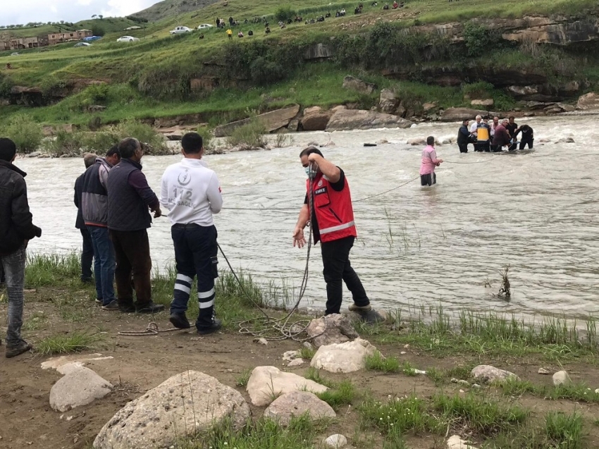 Botan Çay’ına giren 17 yaşındaki genç boğuldu